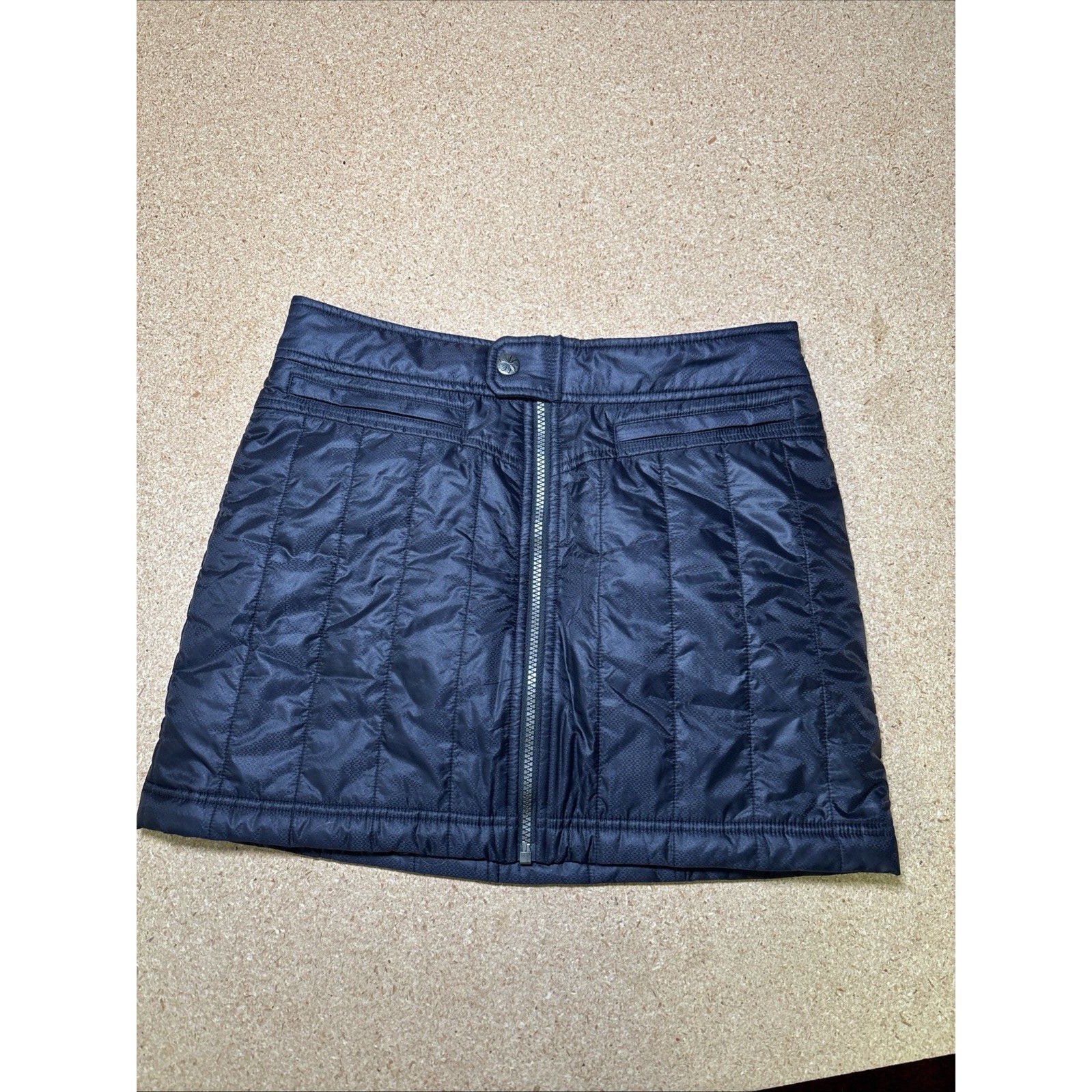 Athleta Toasty Buns Quielted Black Skirt Size 4 C1